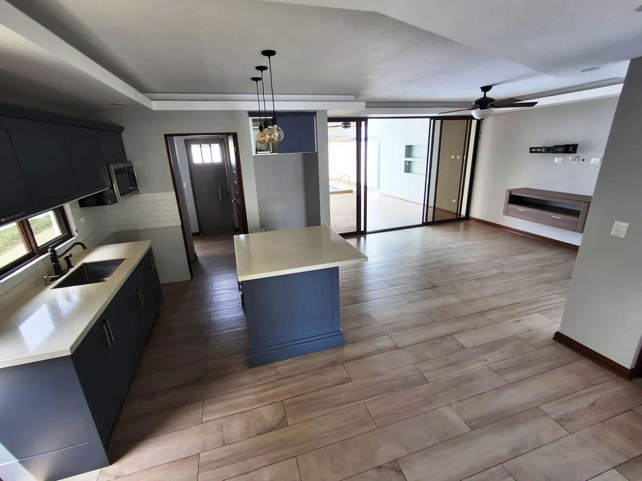 Move In Ready with private pool! - photo 2