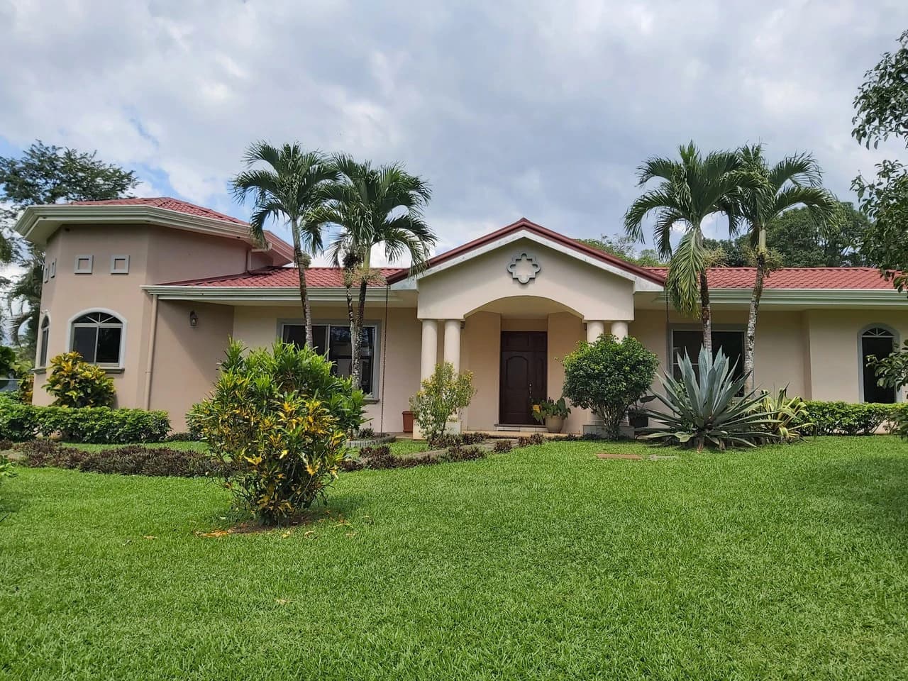 Countryside and Near the Coast House For Sale in Higuito