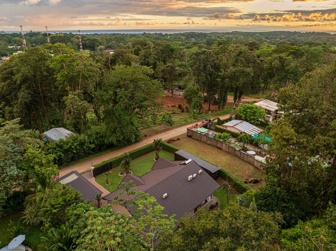 Exceptional 5-Bedroom Residence on Los Laureles Street – Prime Location & Versatile Layout - photo 3