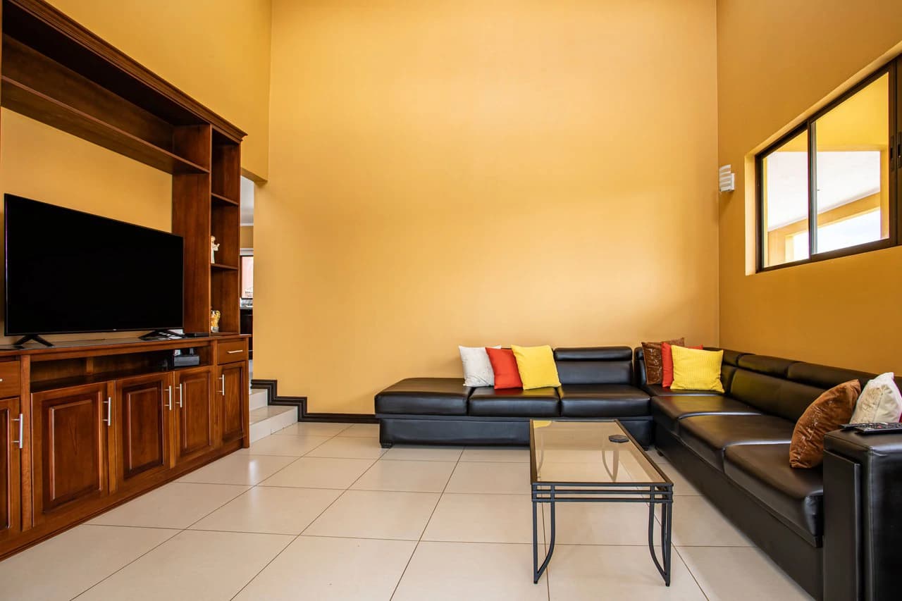 Modern Furnished Home Just 5 Minutes from Downtown Grecia - photo 17