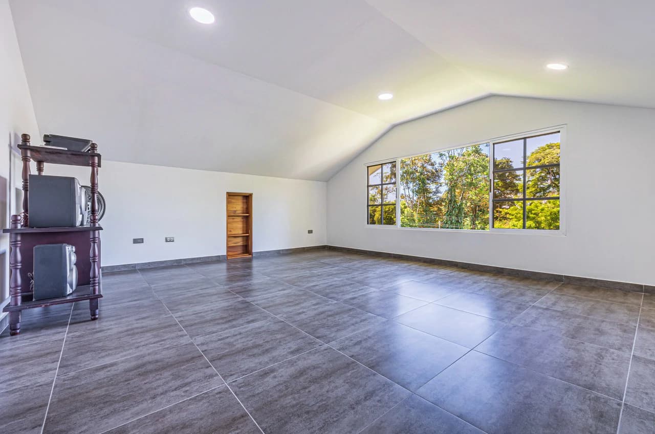 Exceptional 5-Bedroom Residence on Los Laureles Street – Prime Location & Versatile Layout - photo 21