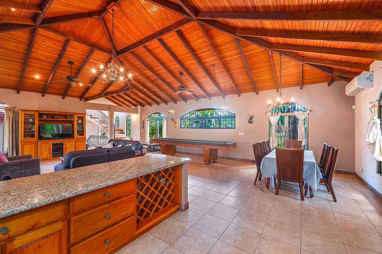 Casa Palacio: Elegant and Palatial 3BR in Gated Community - photo 18
