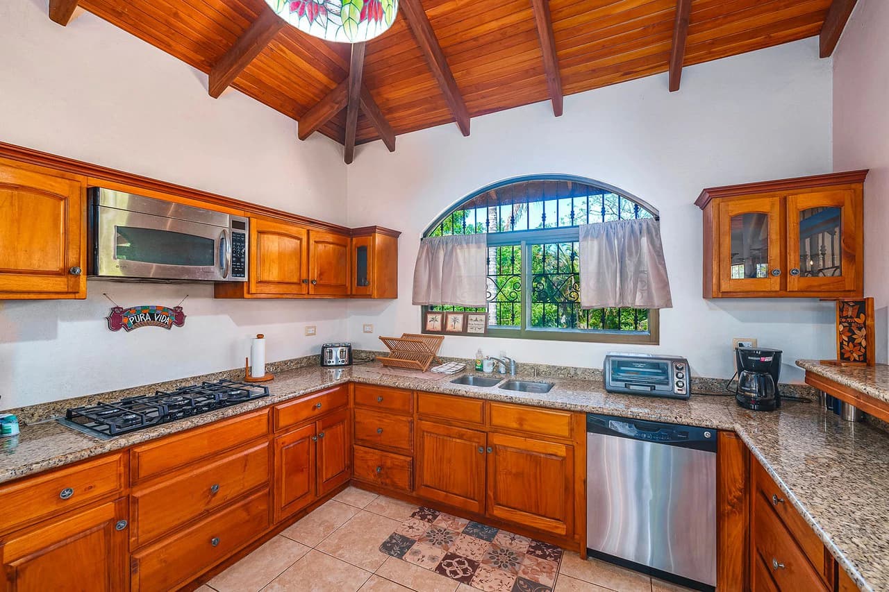 Casa Palacio: Elegant and Palatial 3BR in Gated Community - photo 17