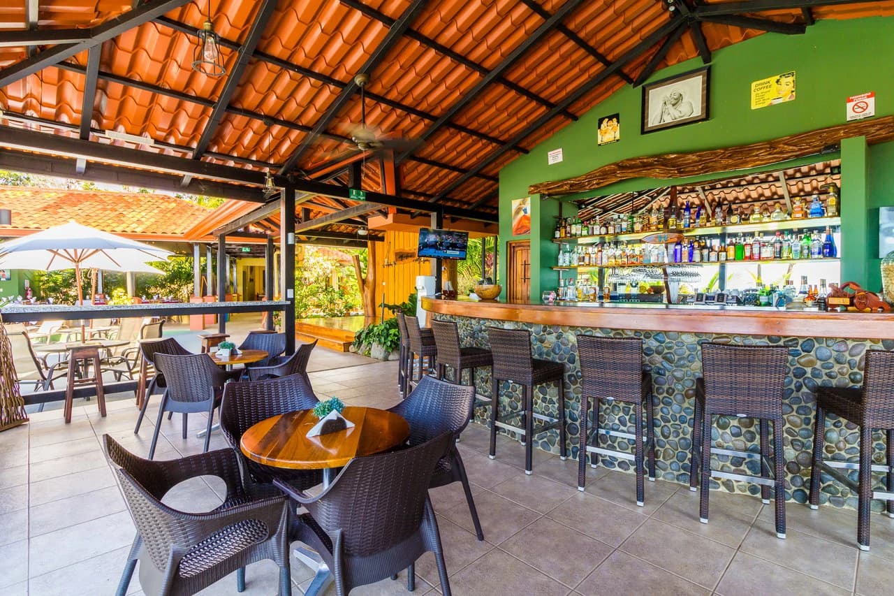 Popular 20-room Boutique hotel /retreat. Stunning ocean views - photo 2