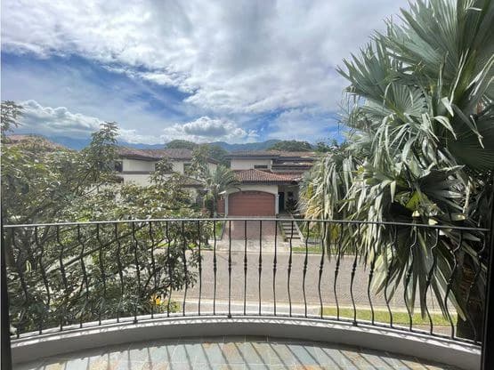 Stunning two-story house in exclusive condominiums in Santa Ana - photo 28