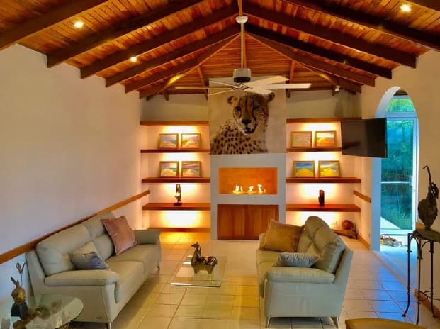 FLOWERS OF PARADISE - Artists Villa with Character