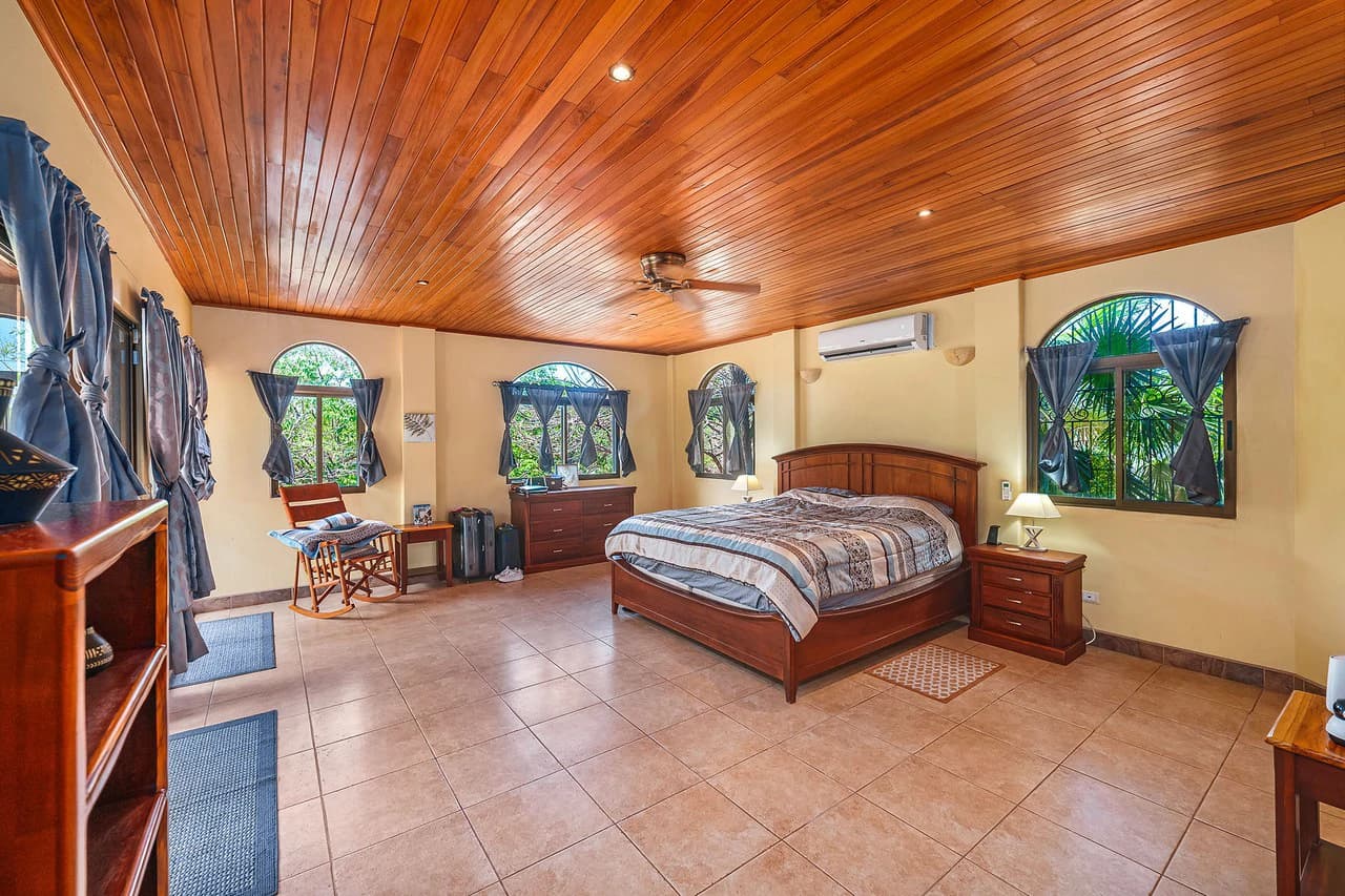Casa Palacio: Elegant and Palatial 3BR in Gated Community - photo 28