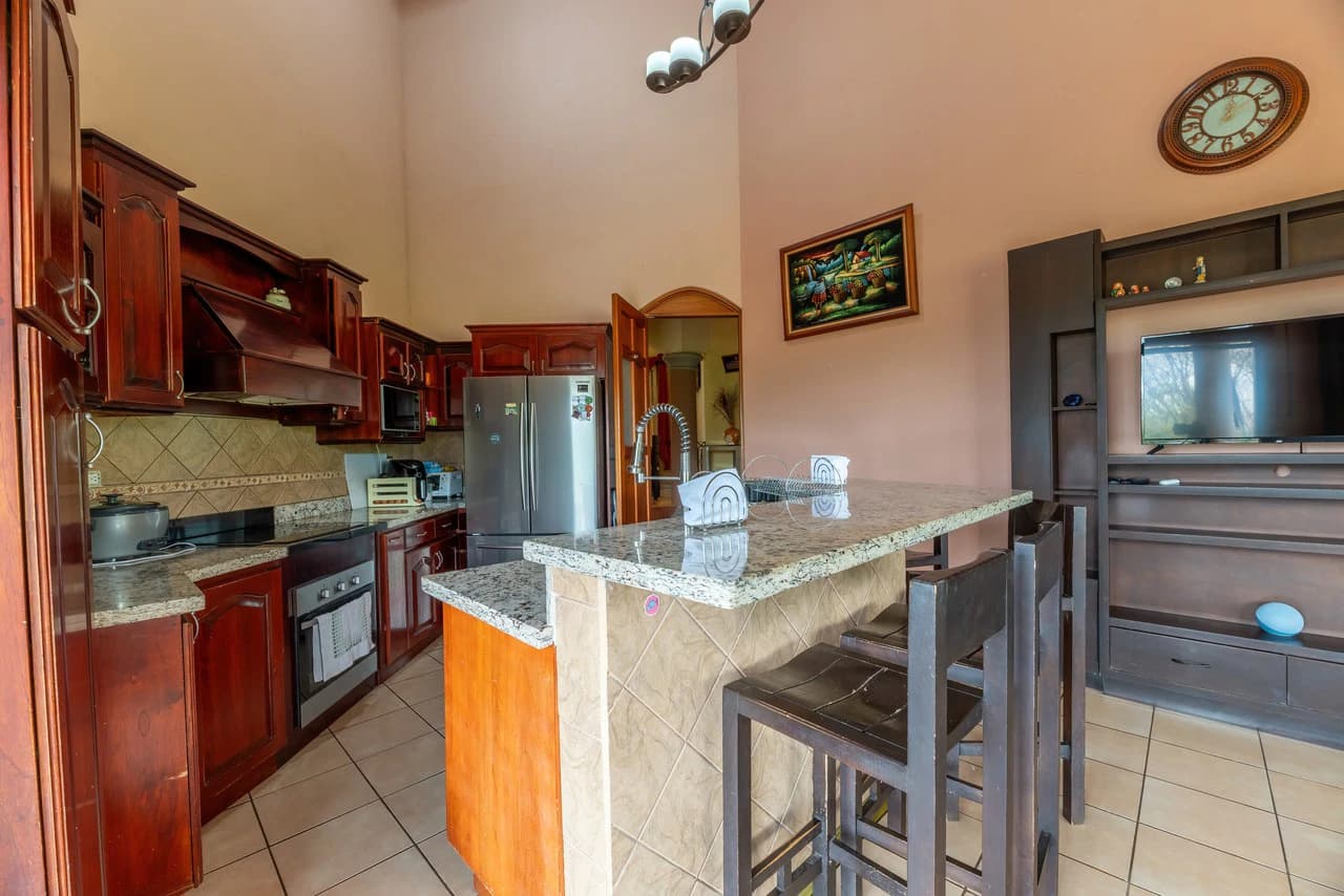 Spacious 5-Bedroom Colonial Home with 4 Bathrooms | La Bonita, Rivas - photo 15