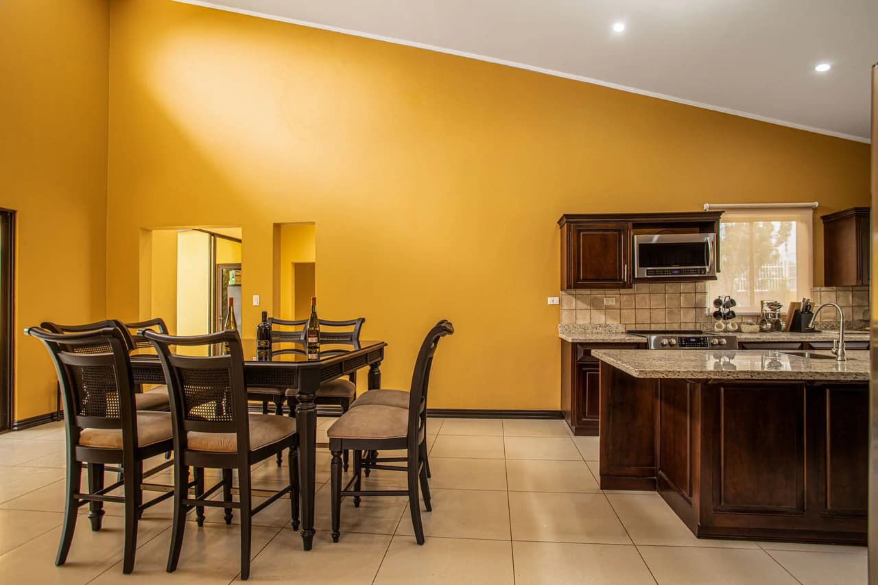 Modern Furnished Home Just 5 Minutes from Downtown Grecia - photo 8