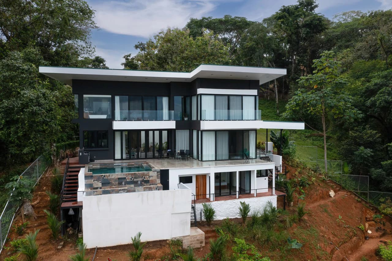 LUXURY PROPERTY WITH STUNNING OCEAN VIEWS IN UVITA, COSTA RICA. A GREAT INVESTMENT!: Mountain House For Sale in Uvita - photo 2