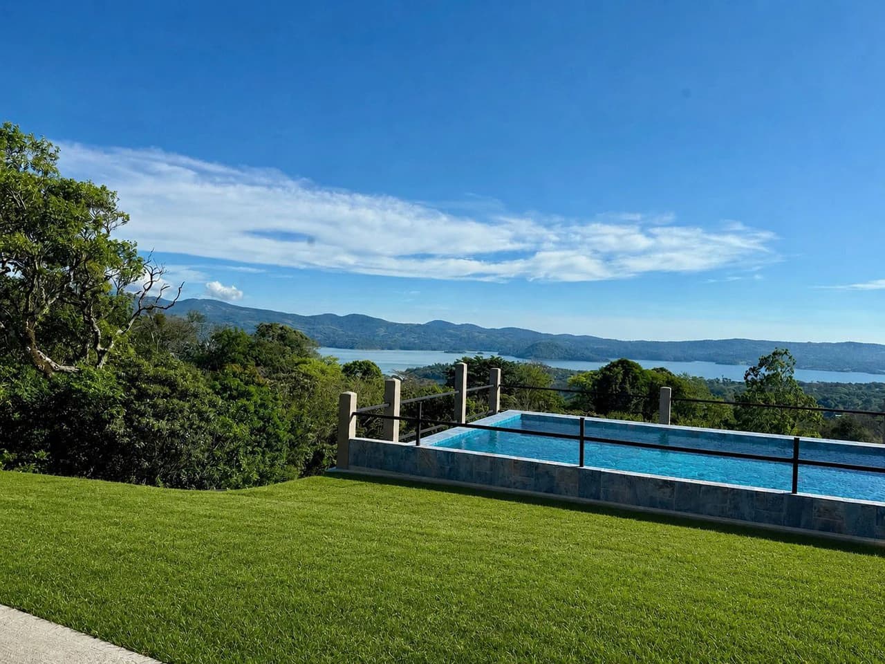 Multi-residential compound: Multi-residential and commercial-mixed properties featuring combined office/call-center spaces and residential apartments on Lake Arenal - photo 2