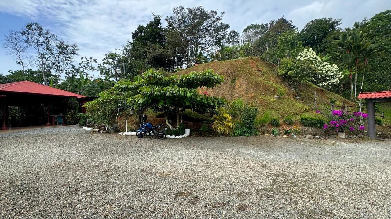 Charming Hardwood Cabin with Fruit Garden Near San Isidro - photo 41