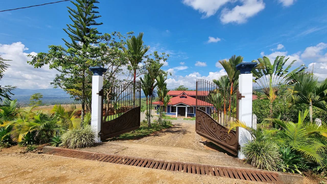 CASA SANTA ELENA: BEAUTIFUL HOUSE FOR SALE, WITH AMAZING VIEWS, 4 BDRM IN THE HEART OF SANTA ELENA