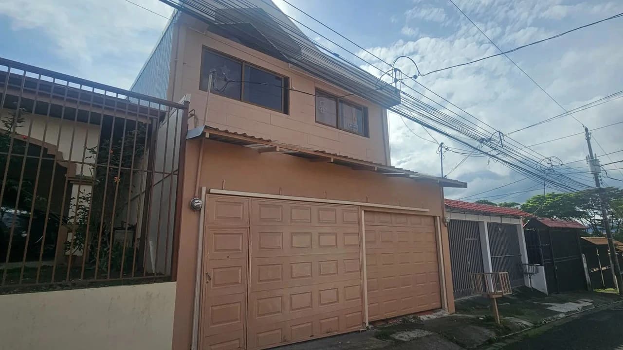 Spacious 6-Bedroom Family Home in Residencial Saint Clare, Moravia - photo 2