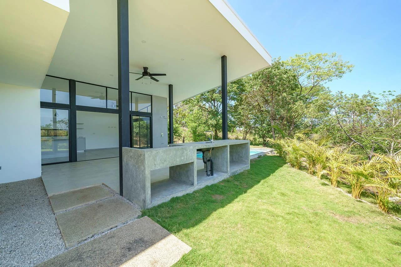 Seaside Bliss: 2-Bedroom Home with Pool, Close to Pristine Beaches - photo 8