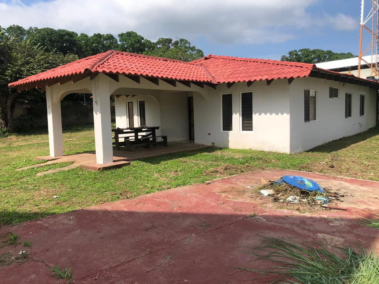 Large Commercial House, in front of Inter-American Highway and Mall in Liberia - photo 4