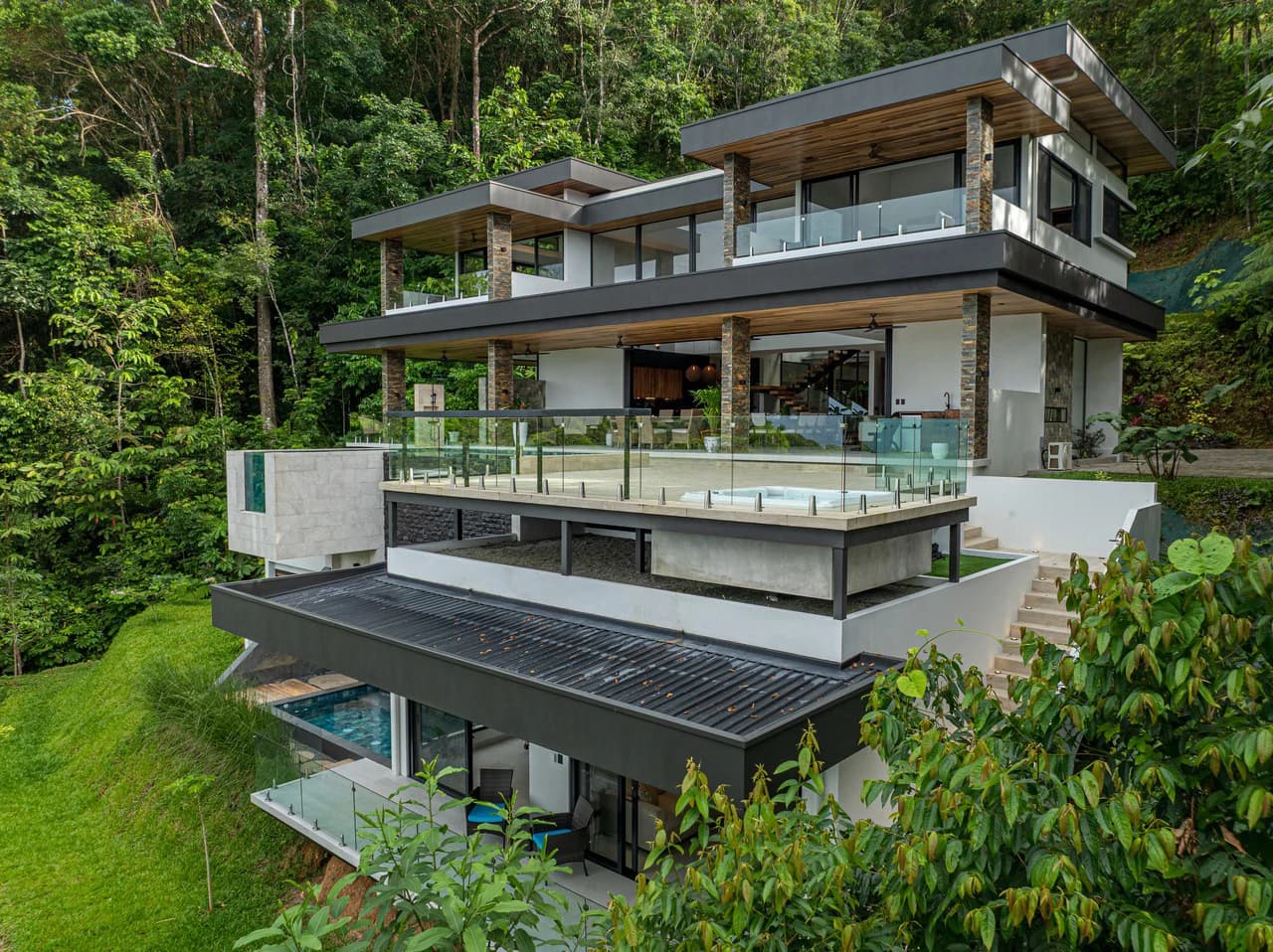 Casa Koules: Architectural 5-Bedroom Oceanview Estate in Prestigious Costa Verde Estates - photo 2