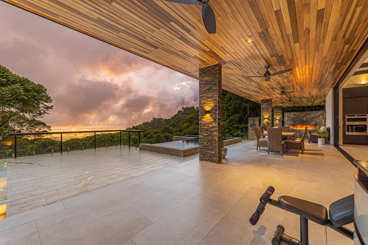 Casa Koules: Architectural 5-Bedroom Oceanview Estate in Prestigious Costa Verde Estates - photo 3
