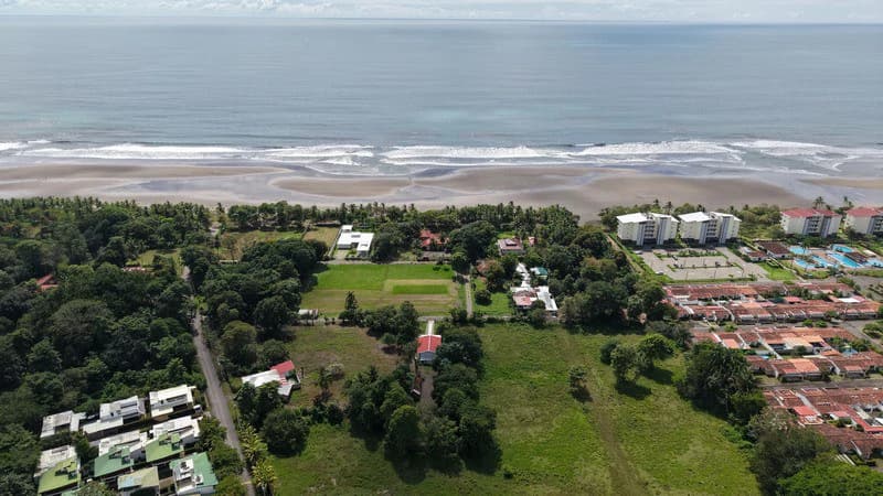 Villa del Mar, one block from the beach in Bejcuo: Fully titled half acre property with 2 level home - photo 5