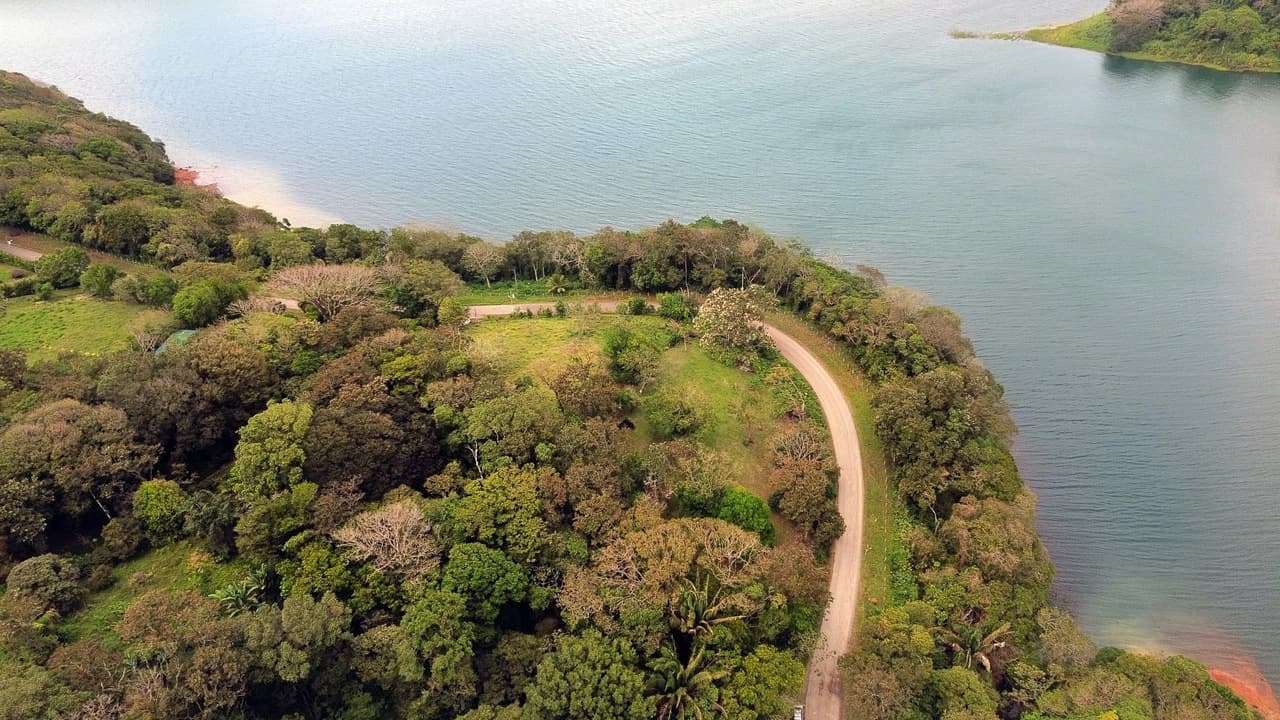 LAGO AZUL: Under Contract (sale pending) Lake View lot of just under 1 acre