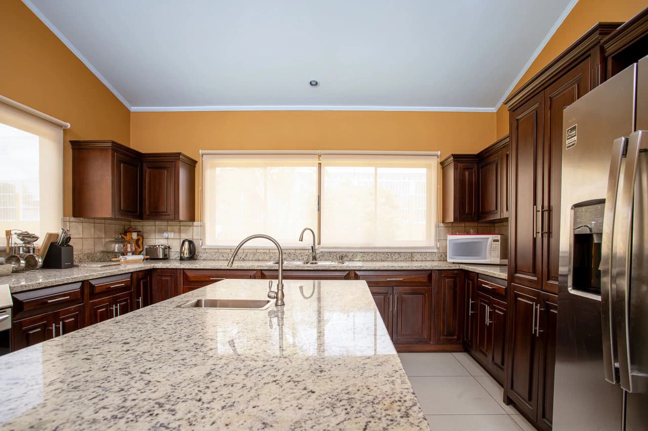 Modern Furnished Home Just 5 Minutes from Downtown Grecia - photo 11