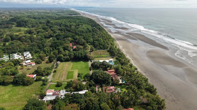 Villa del Mar, one block from the beach in Bejcuo: Fully titled half acre property with 2 level home - photo 4