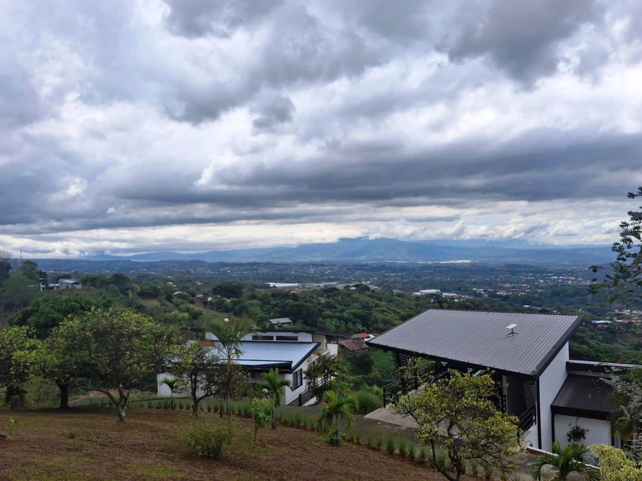 Hillside Living With Views!: Modern 3 bedroom home...Million Dollar Views!