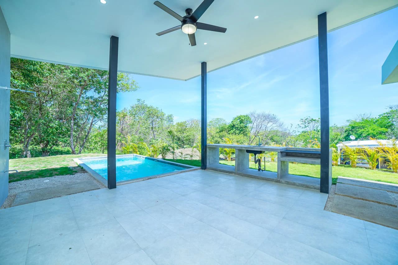 Seaside Bliss: 2-Bedroom Home with Pool, Close to Pristine Beaches - photo 5
