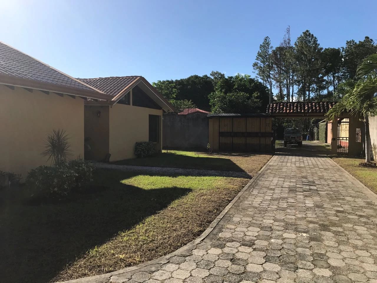 LUXURY HOUSE FOR SALE AND RENT IN LIBERIA: Beautiful luxury home in Liberia, Barrio La Cruz, in excellent location, very safe and quiet - photo 7