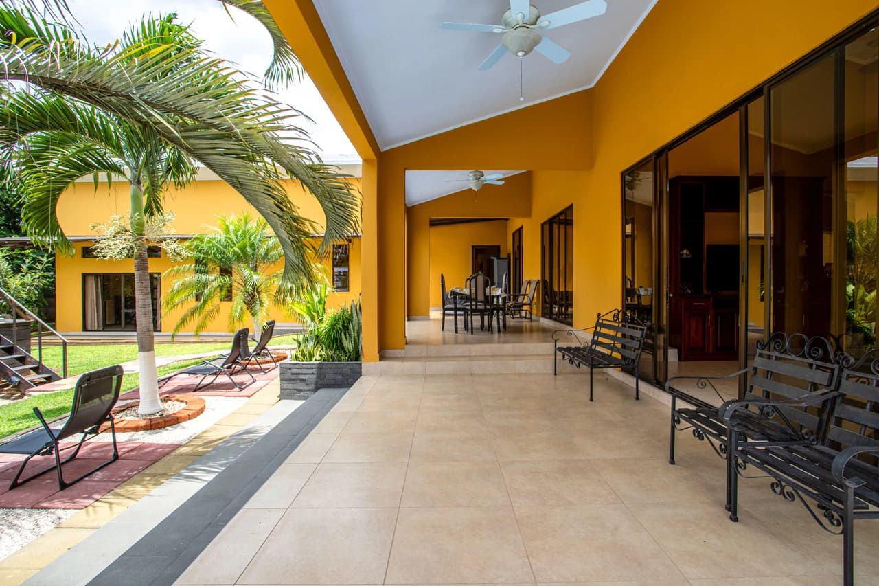 Modern Furnished Home Just 5 Minutes from Downtown Grecia - photo 30