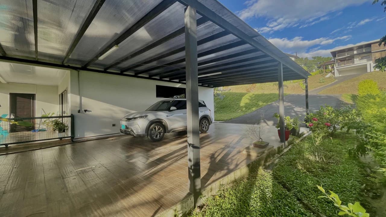 Casa 40 Grecia: Modern 4-BR Country Estate in Grecia | 4-Car Covered Garage, Solar Hot Water, First-Floor Bedroom & River Trails - photo 5