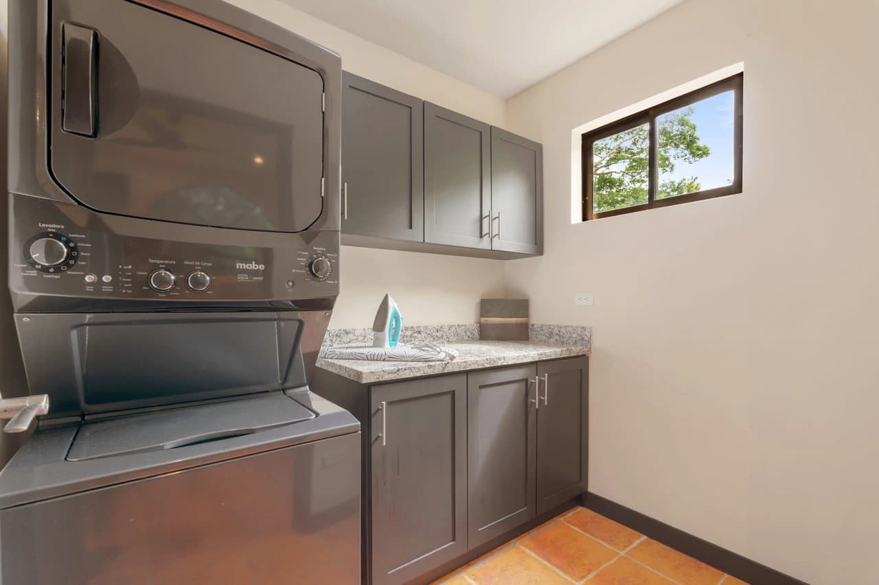 Laughing Gecko Suites: Beach Suites / Boutique Hotel For Sale - photo 27
