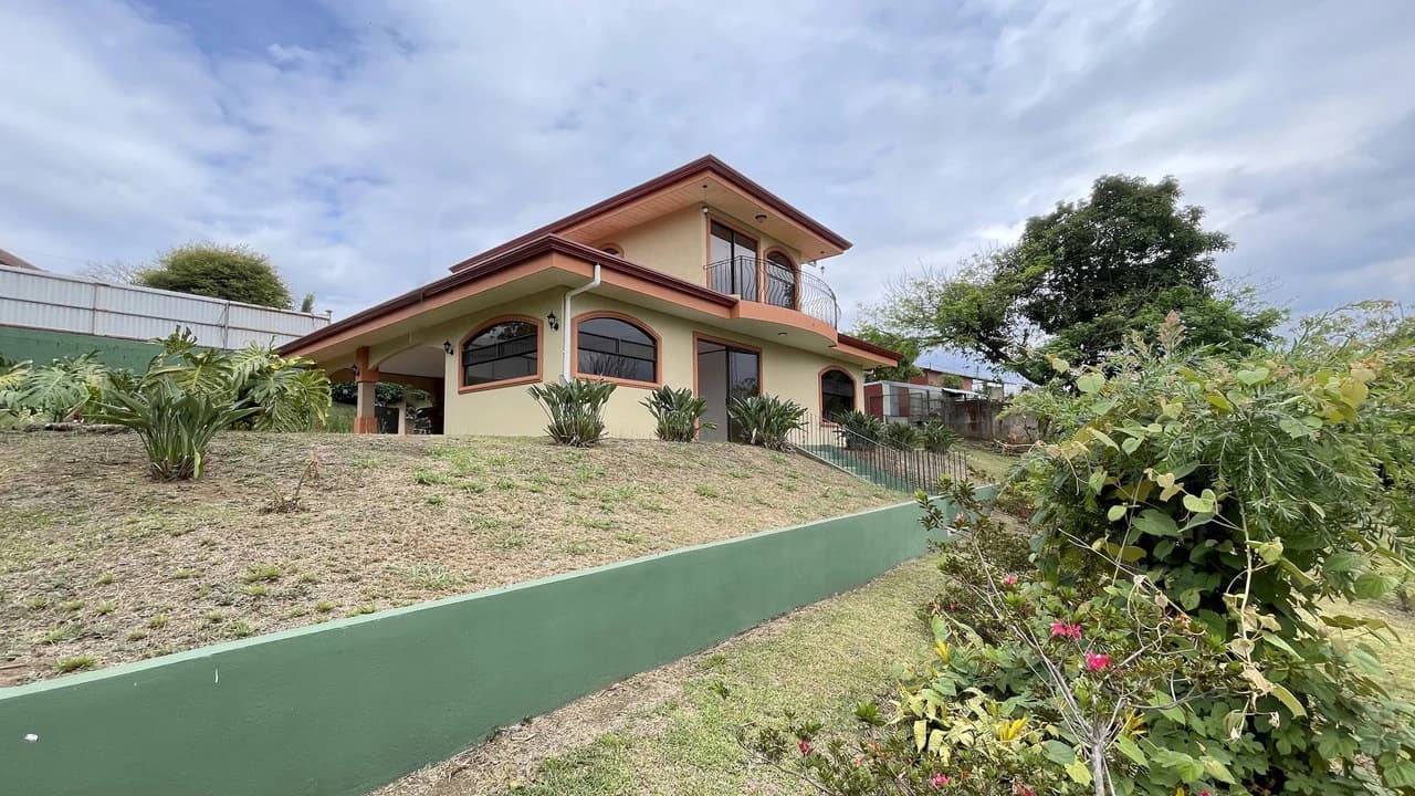 House for Sale in San Isidro, Grecia – 3,359 m² Lot with View - photo 3