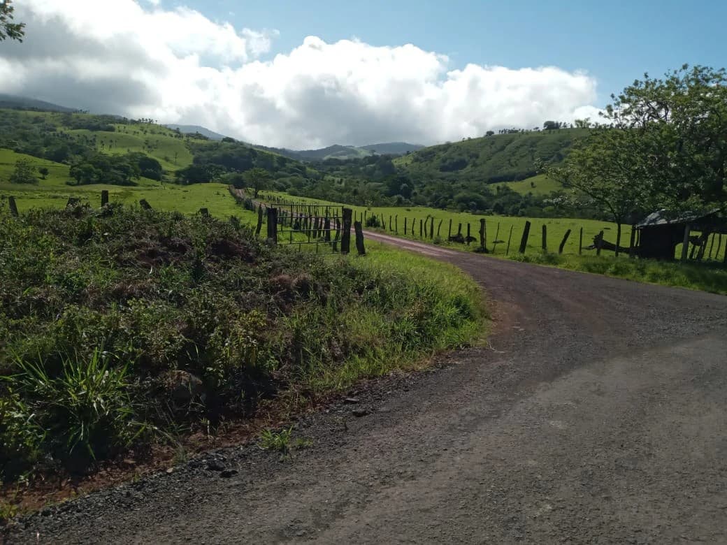 Warm Spring Mountain Property in a tropical landscape and antique wooden house, 50 minutes from Liberia city