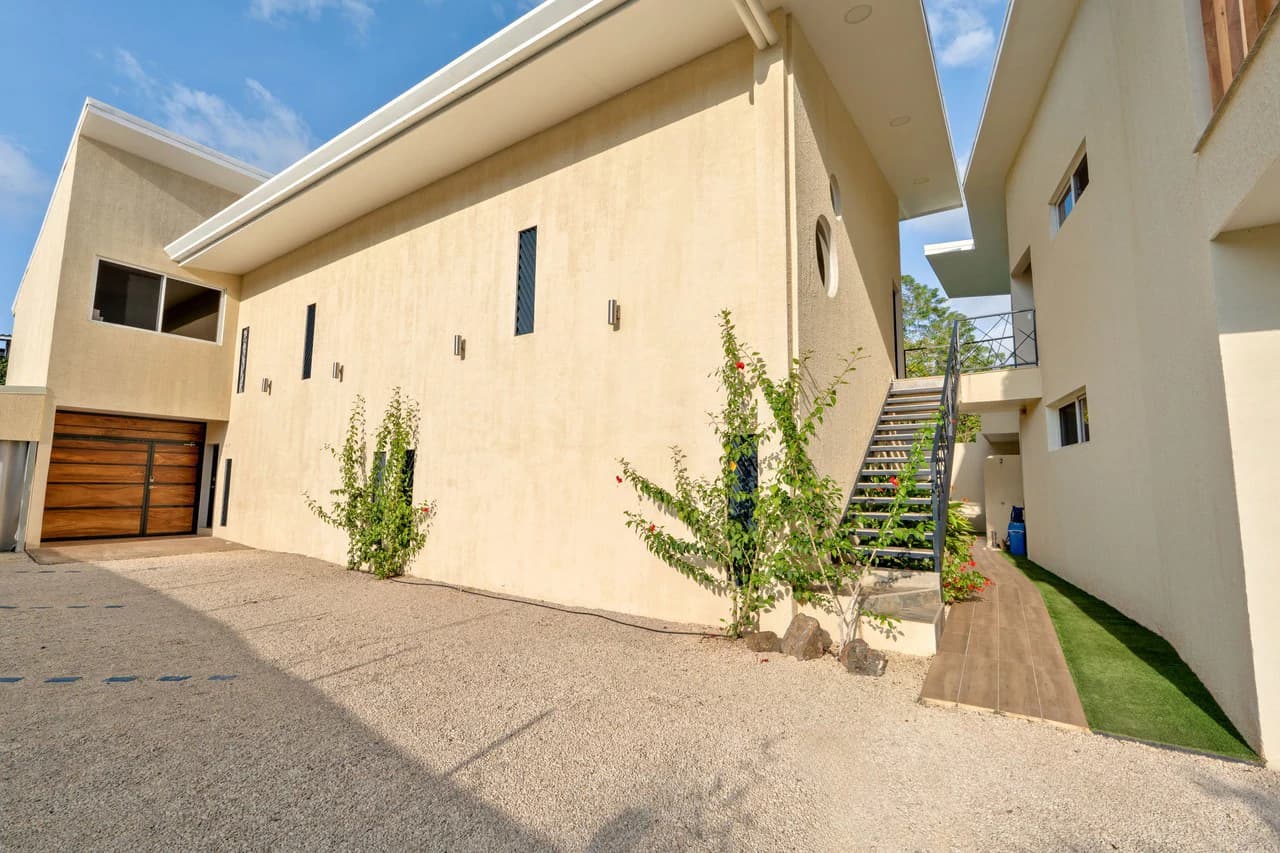 Pierre & Colors: | Prime Corner Lot | Turnkey Income Property - photo 4