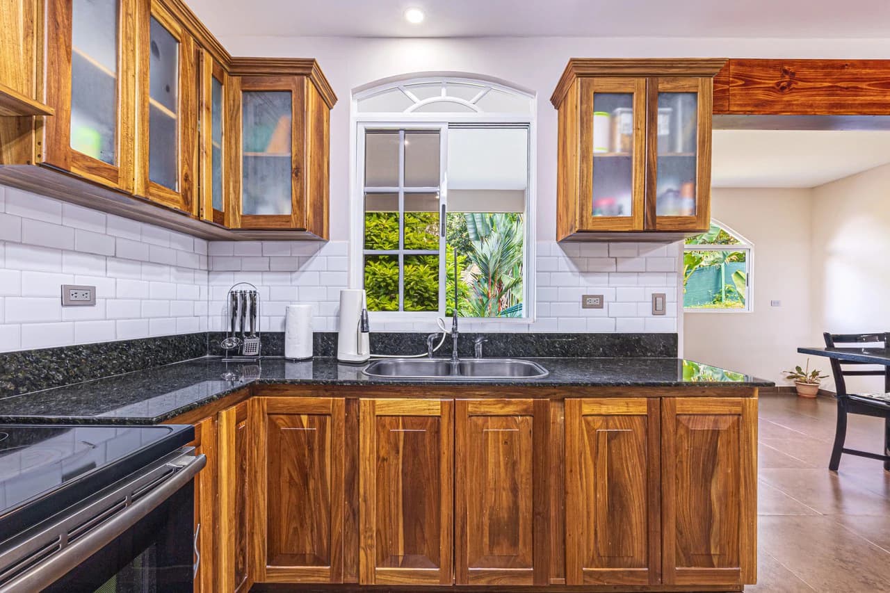 Exceptional 5-Bedroom Residence on Los Laureles Street – Prime Location & Versatile Layout - photo 5
