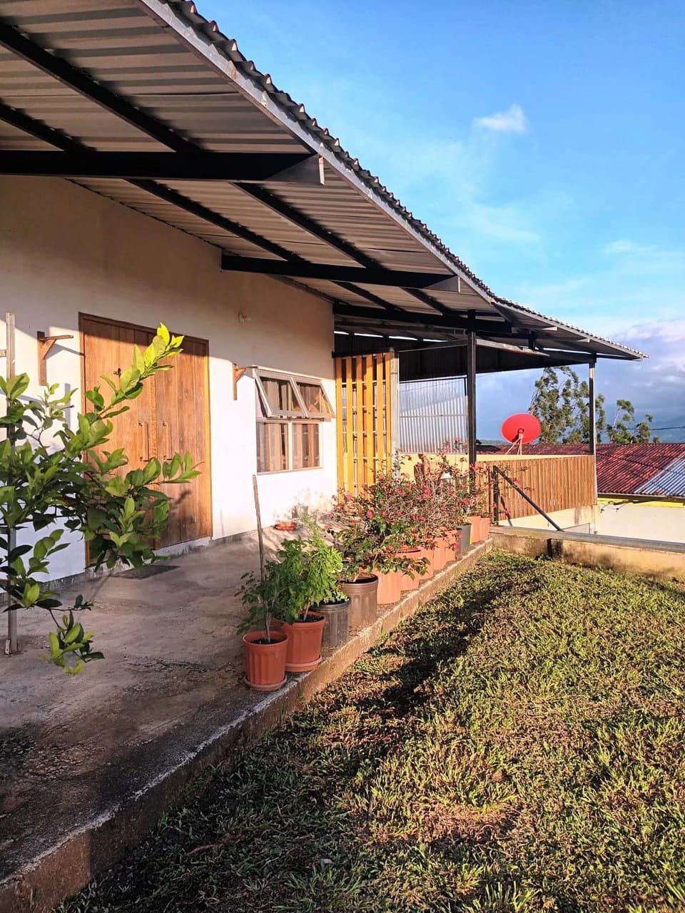 VILLA MARISE - Modern Craftsman Home and Guest House