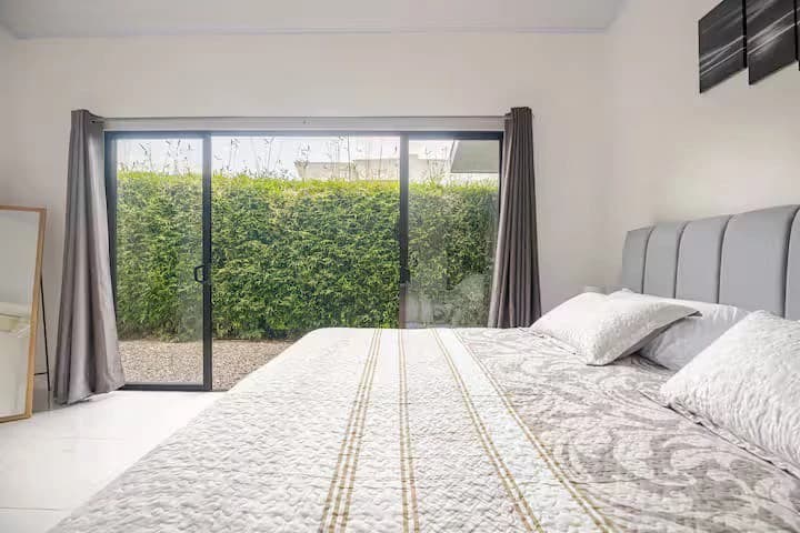 Butterfly Wings House 3 Bed 2 Bath Walking Distance To Town - photo 21
