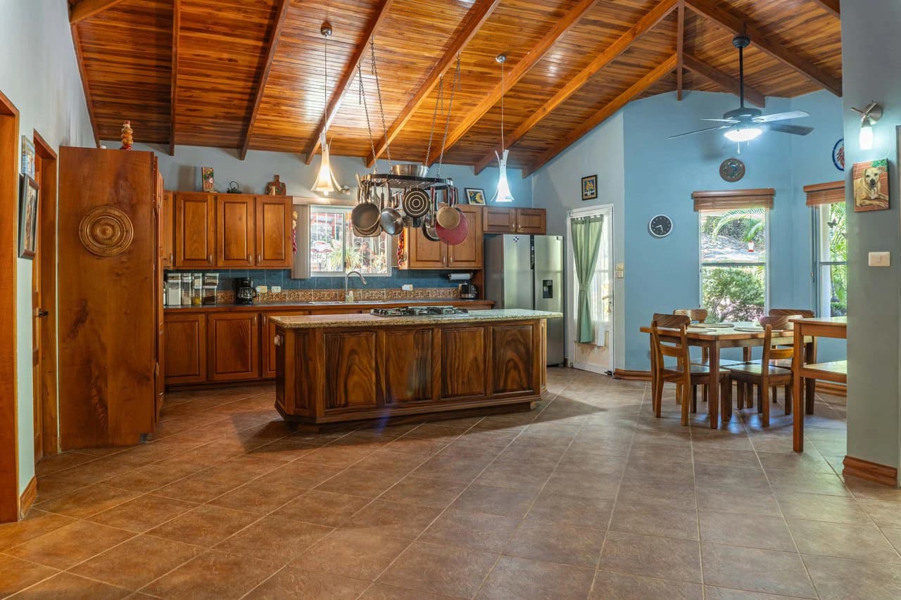 Casa Sereno: A Spacious Retreat Just Minutes From Town - photo 11