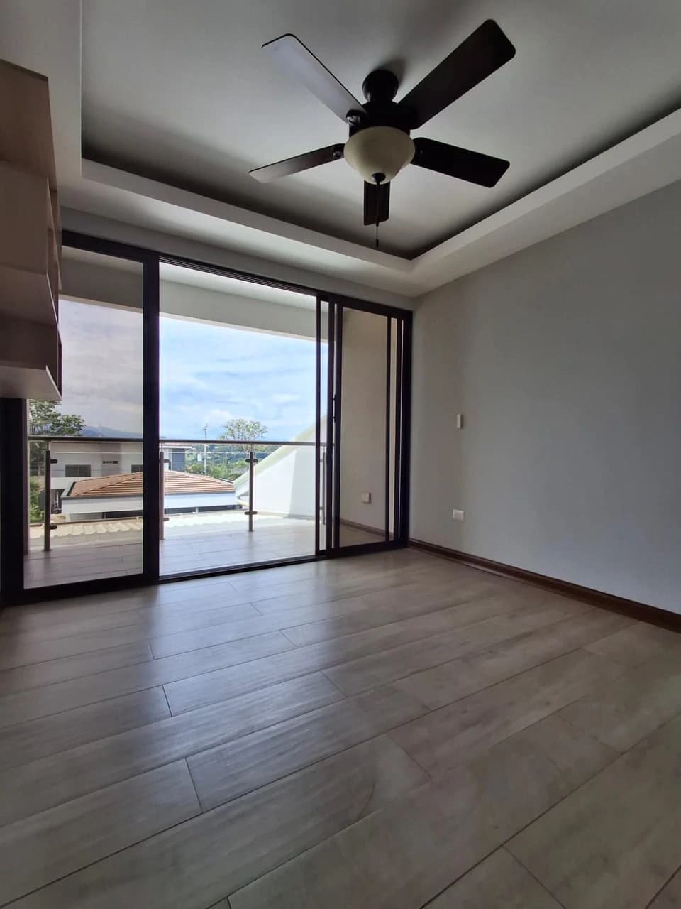 Move In Ready with private pool! - photo 4