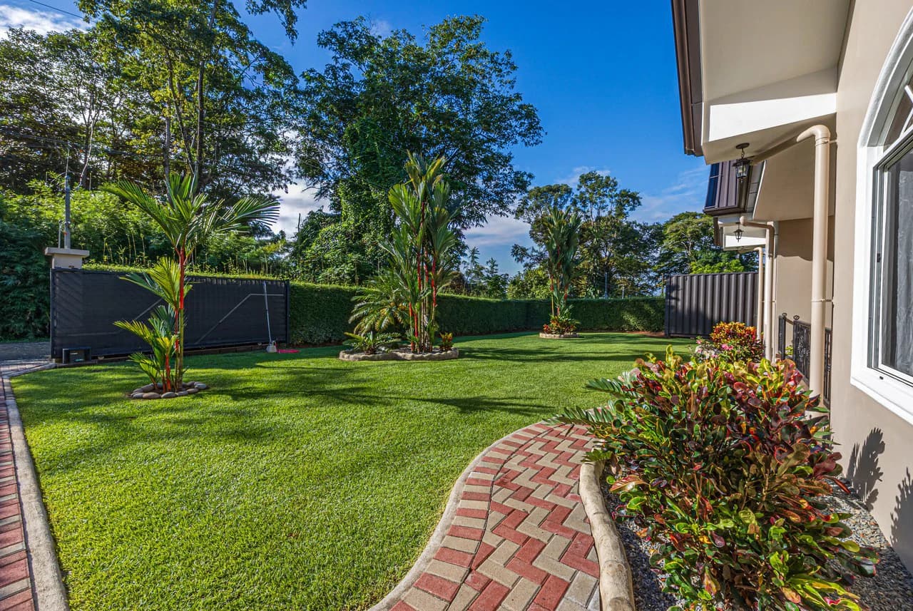 Exceptional 5-Bedroom Residence on Los Laureles Street – Prime Location & Versatile Layout - photo 22