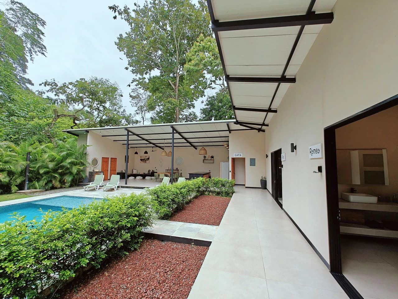 ID 751: Turn-Key Villa with Proven Income Near Cahuita National Park – Main House, Casita, and Stunning Pool on Over Half an Acre - photo 2