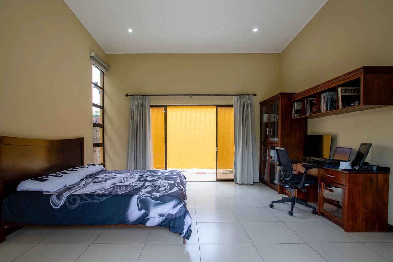 Modern Furnished Home Just 5 Minutes from Downtown Grecia - photo 21
