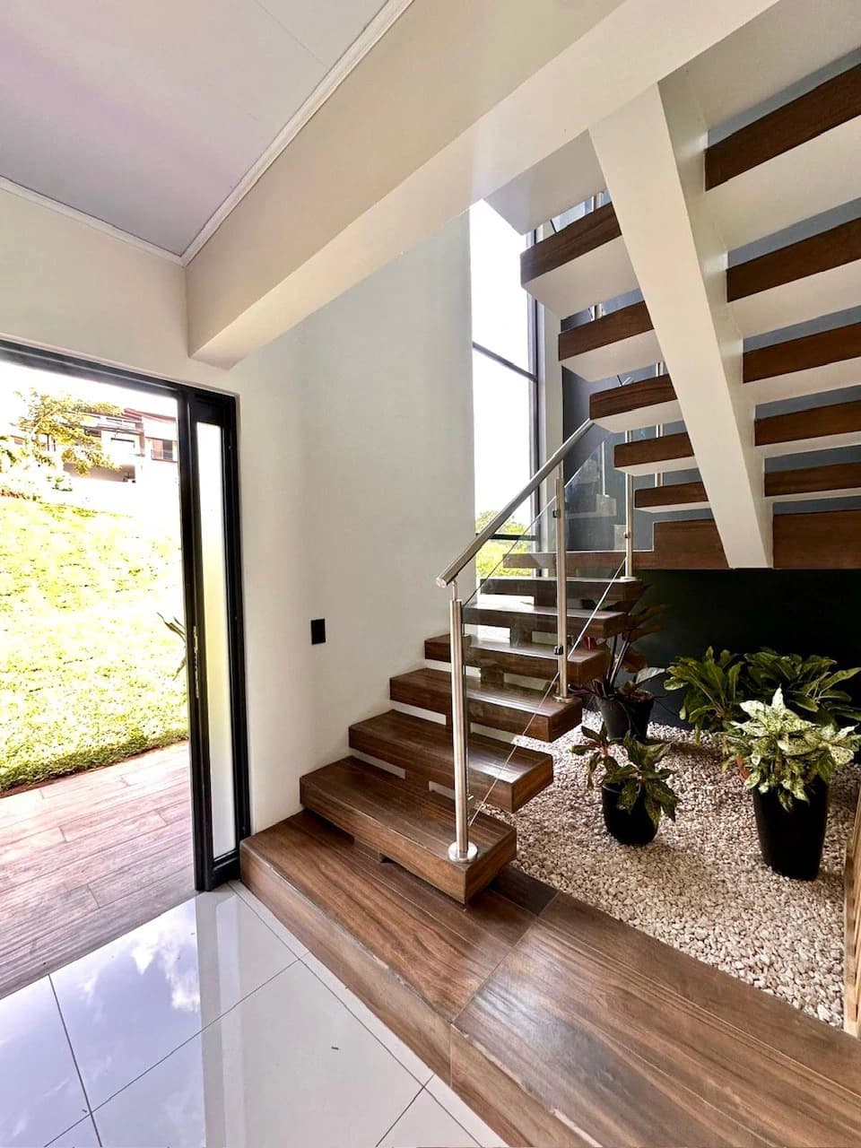 Casa 40 Grecia: Modern 4-BR Country Estate in Grecia | 4-Car Covered Garage, Solar Hot Water, First-Floor Bedroom & River Trails - photo 11