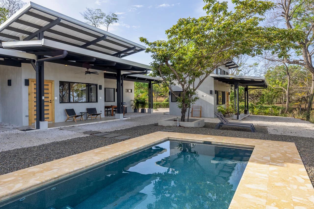 Casa Serena: Modern Villa with Pool and Guest House