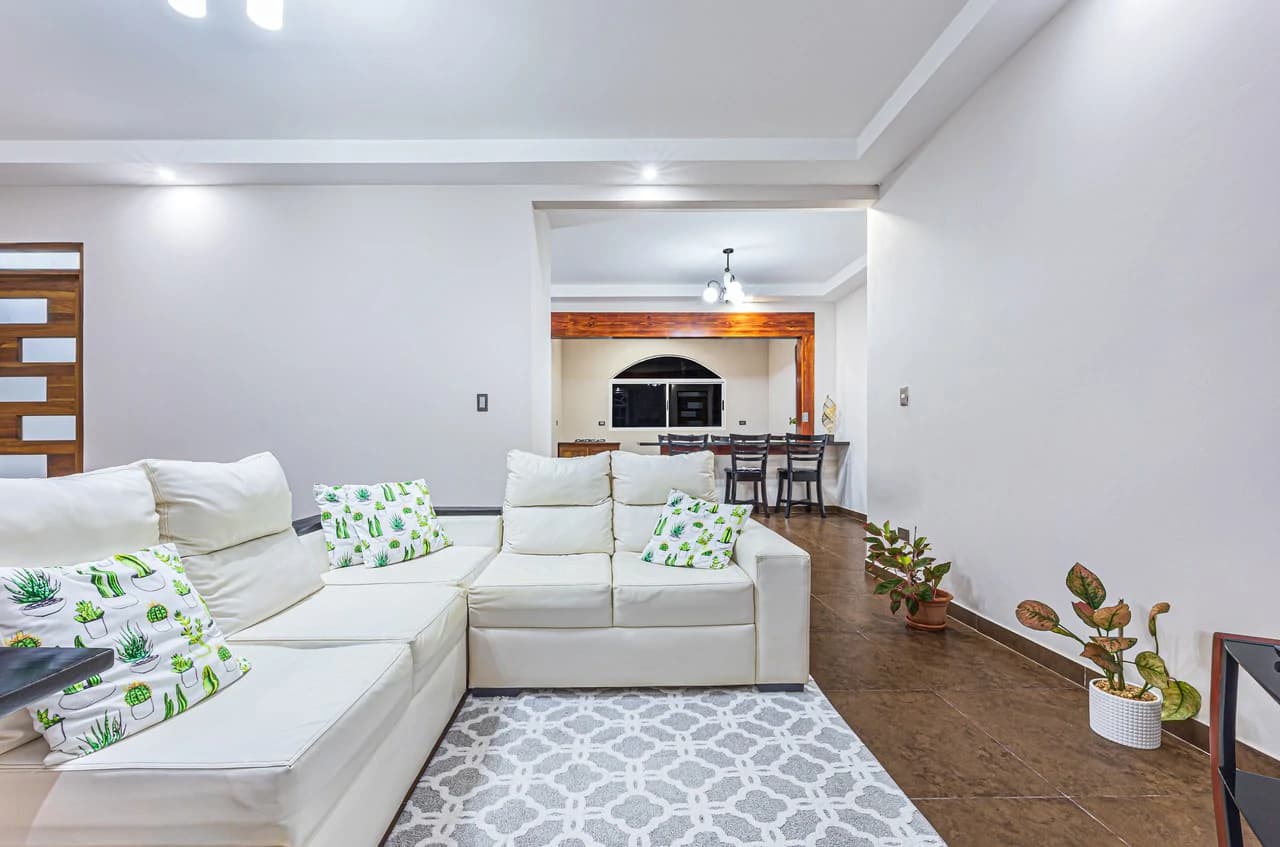 Exceptional 5-Bedroom Residence on Los Laureles Street – Prime Location & Versatile Layout - photo 8