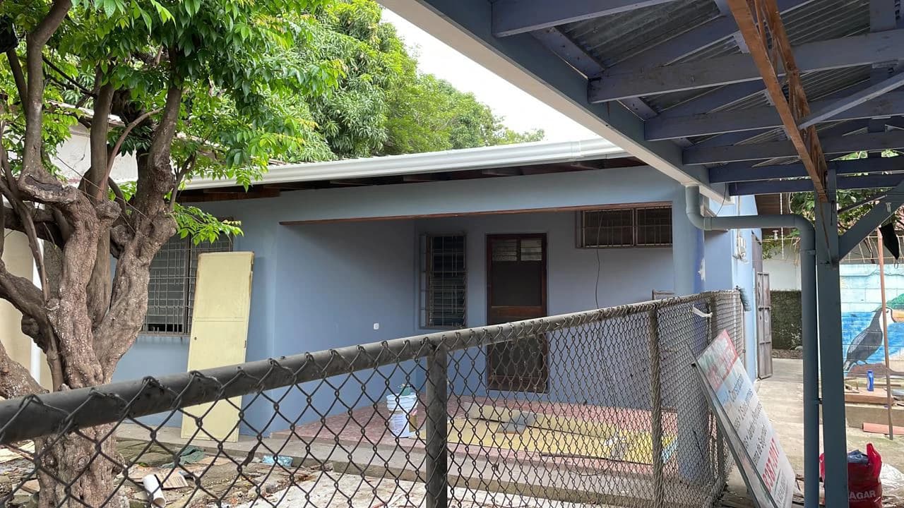Property for rent or sale in the center of Liberia 2 houses with 350 m², 2 big living rooms, 7 rooms, a garden, and 9 parking lots - photo 3