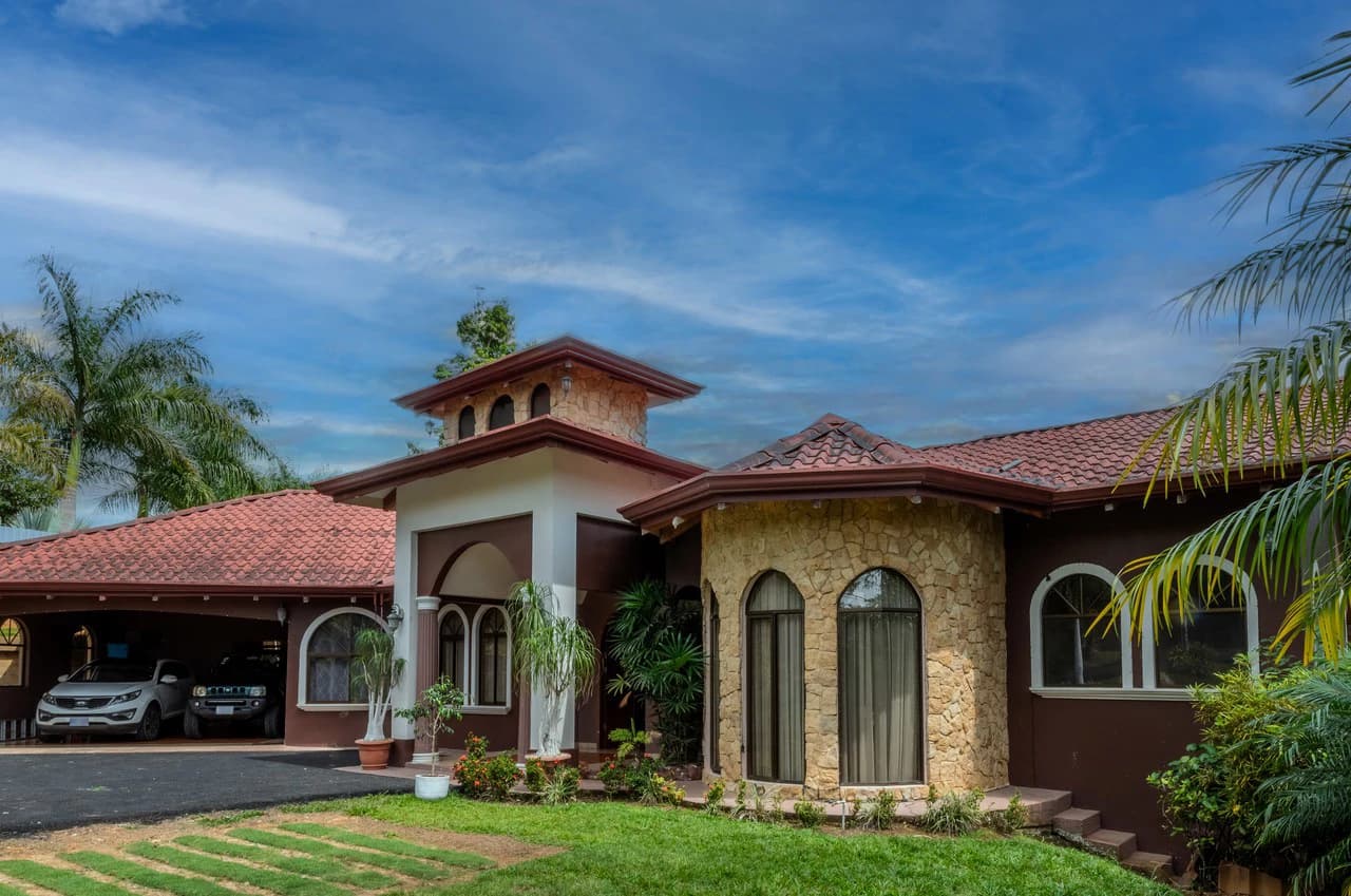 Spacious 5-Bedroom Colonial Home with 4 Bathrooms | La Bonita, Rivas