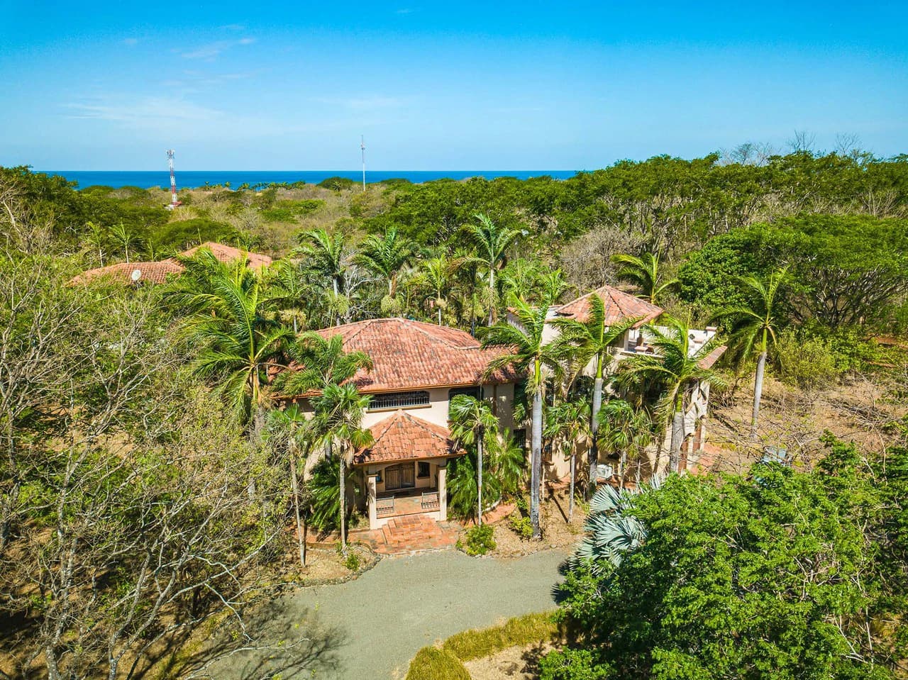 Casa Palacio: Elegant and Palatial 3BR in Gated Community - photo 2