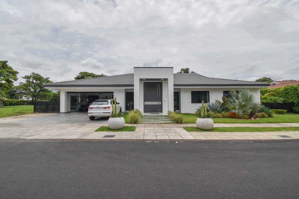 House For Sale in Lindora